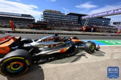 英雄联盟总决赛-红牛二队完胜阿斯顿马丁，拉塞尔点燃赛场