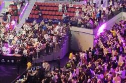 英雄联盟总决赛直播-现场观众尽欢欣，精彩比赛感动万千人