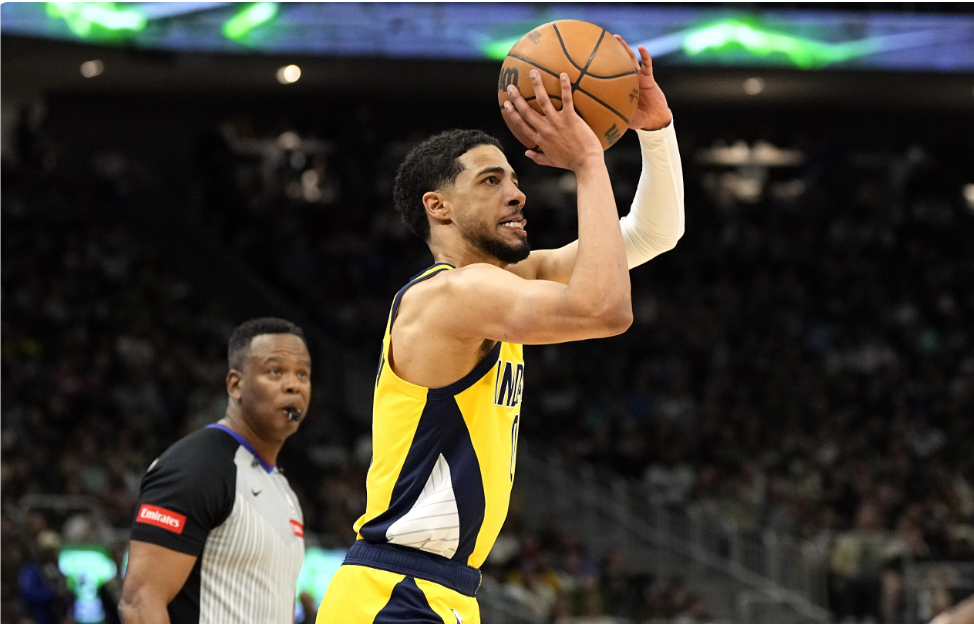 包含尼克斯赢得一场不易的胜利，球迷欢呼雀跃的词条