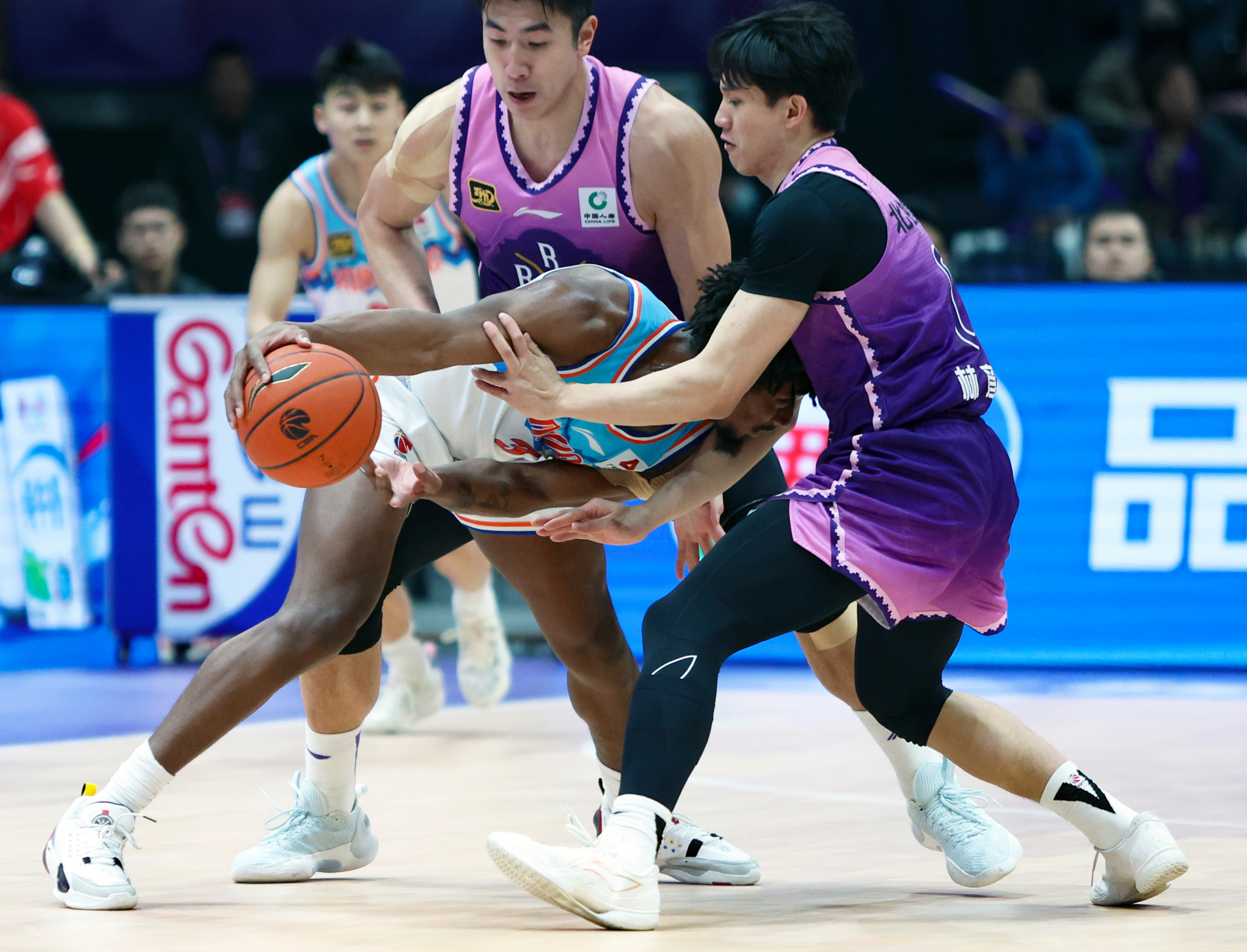 包含新疆队主场扭转颓势，取得三连胜的词条