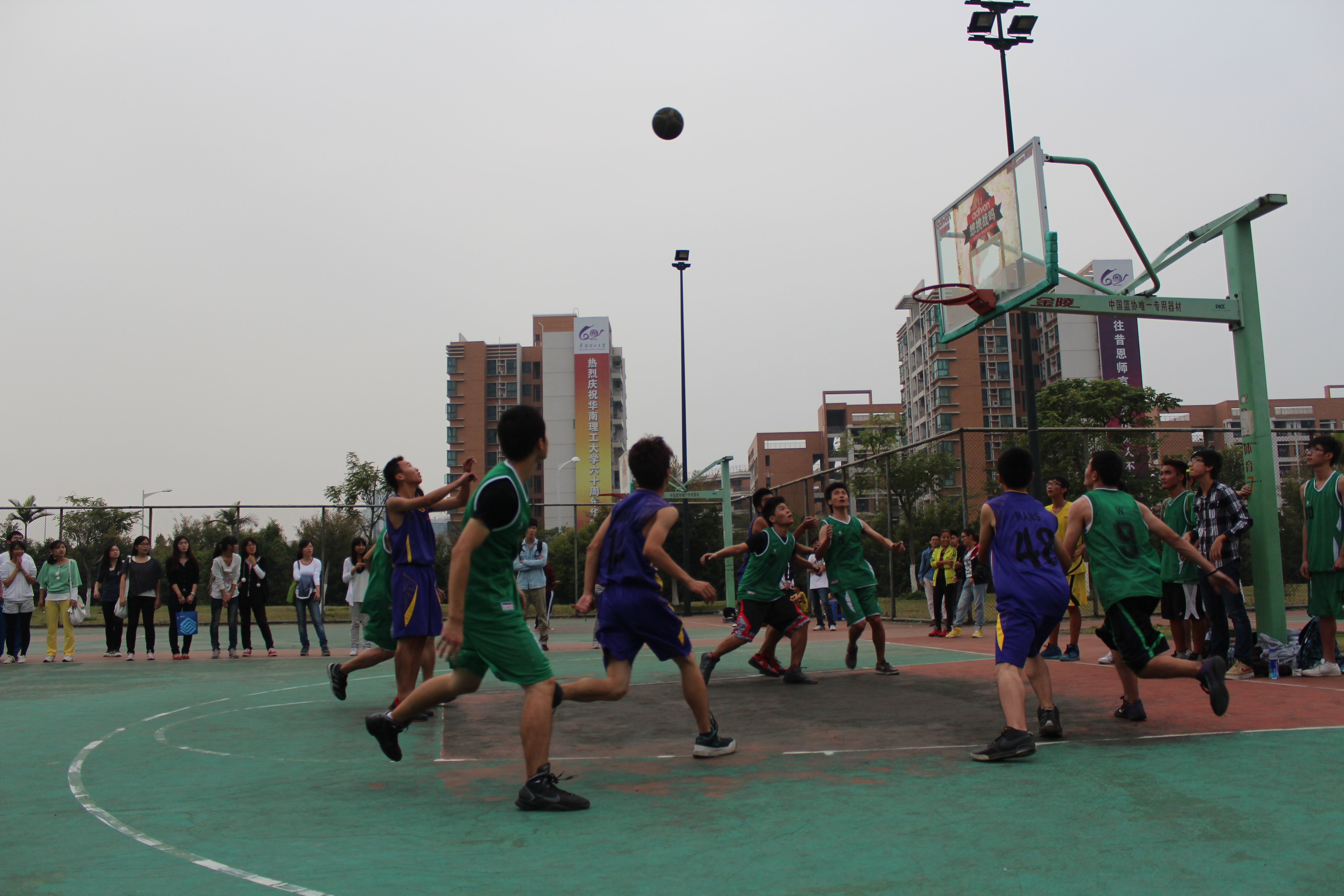 关于篮球赛的精彩瞬间，落后的一方瞬间上演逆袭的信息