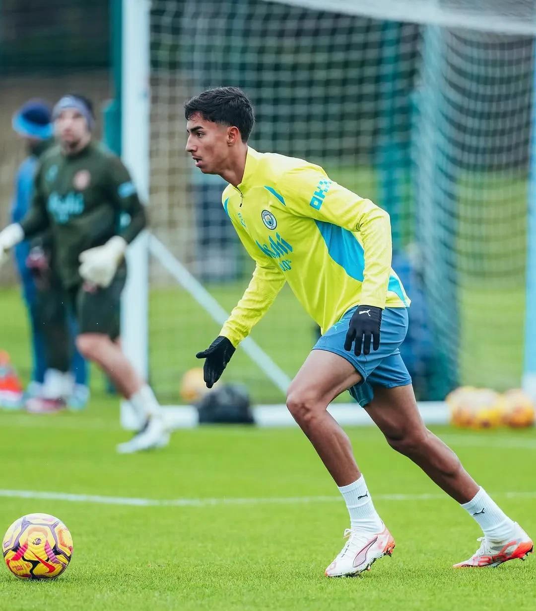 曼城主教练考察年轻球员，西布朗射手受伤缺席的简单介绍