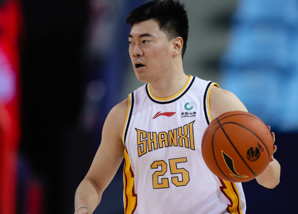 深圳队轻取辽宁队，福克斯刷新纪录