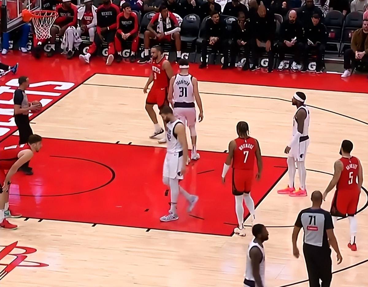 辽宁队险胜新疆队,欧文统治全场 辽宁队险胜新疆队,欧文统治全场