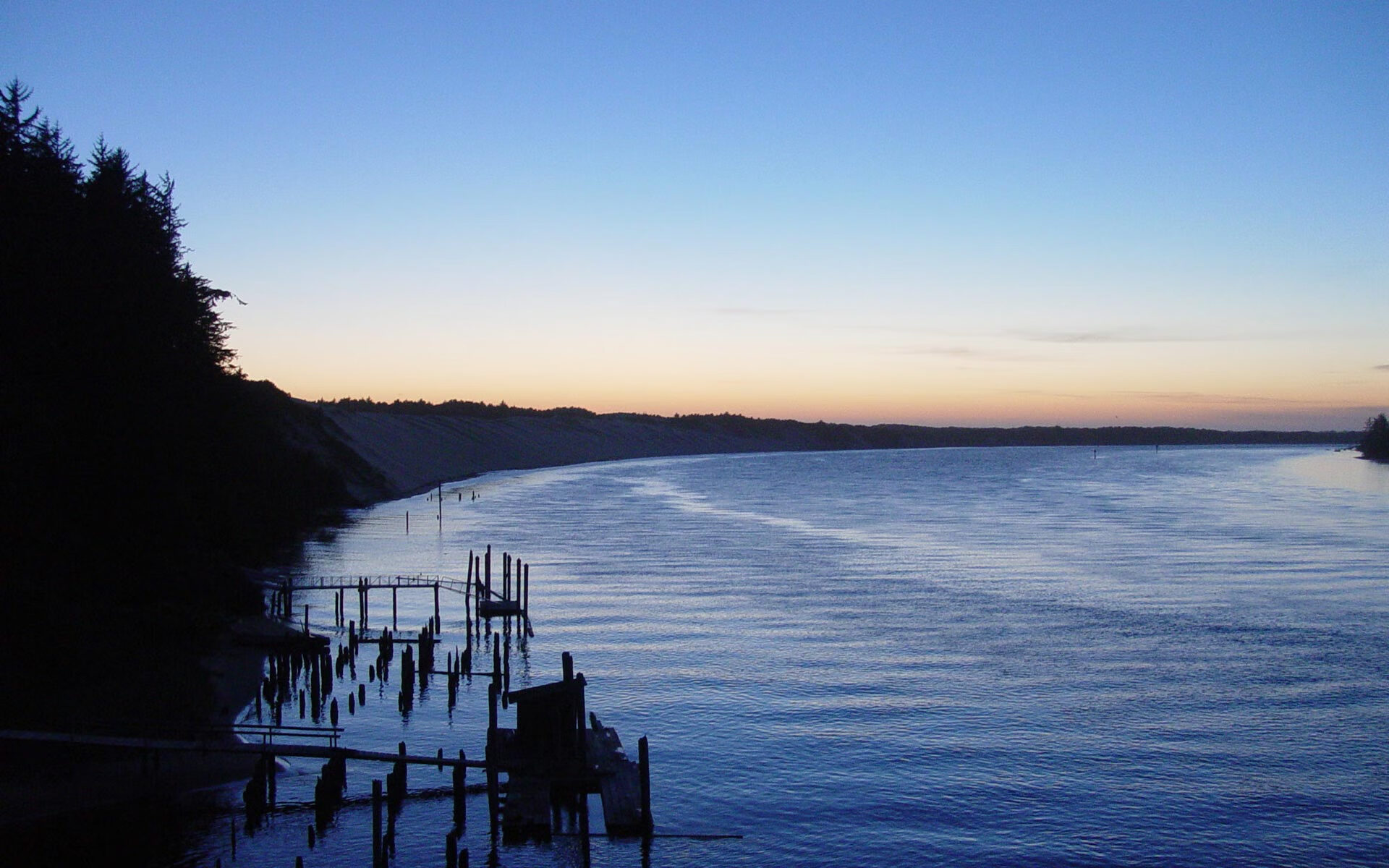 征服的两面,从伊拉克沙漠到英超绿茵的统治力叙事
