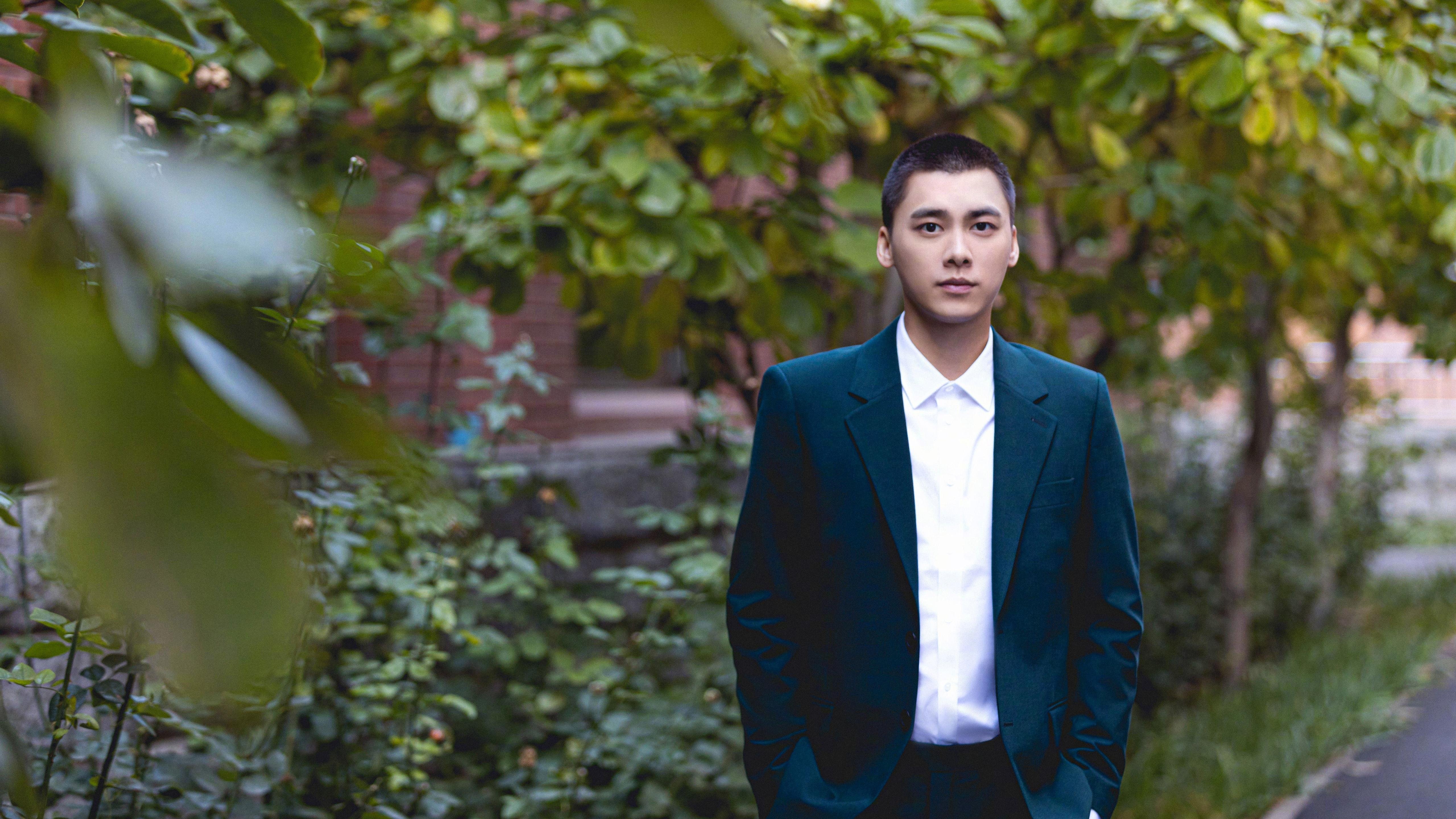 离奇新闻,森林狼中锋戈贝尔为何身穿湖人战袍,成为击败雄鹿的奇兵?